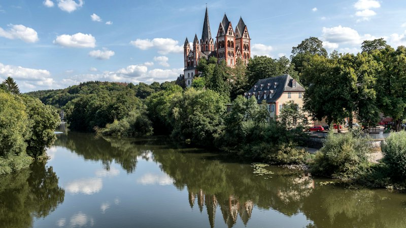 Der Limburger Dom über der Lahn an einem Sommertag