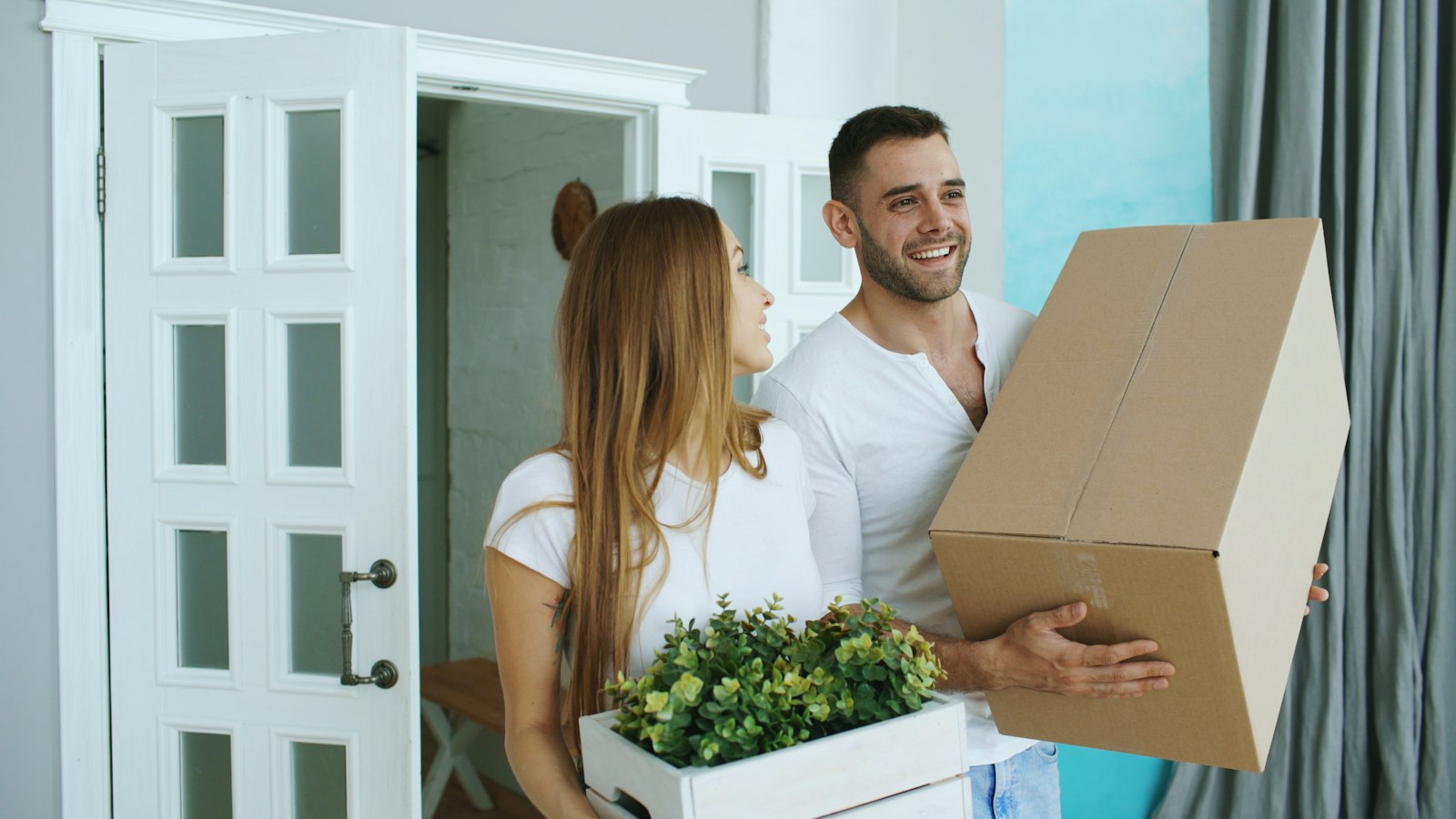 Junges Paar beim Einzug ins eigene Zuhause