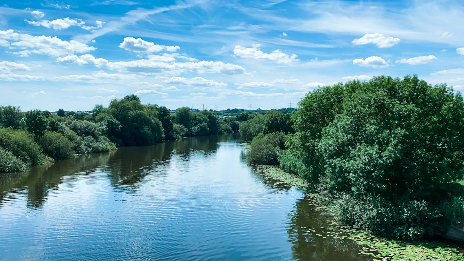 Die Lahn mit grünen Ufern bei Limburg
