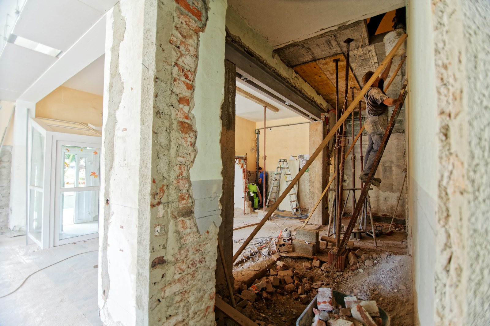 Renovierung: modernisierter Raum neben noch unsaniertem Bereich